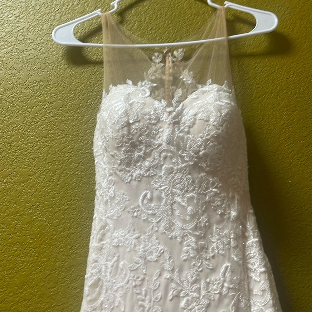 Essence of australia pre owned wedd dress.